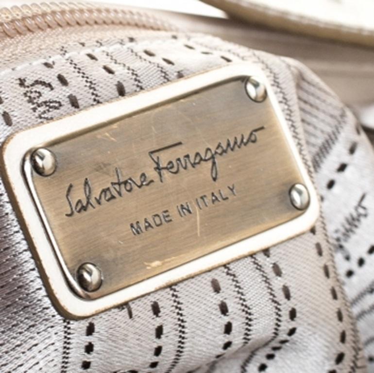  Crafted from leather, this Salvatore Ferragamo hobo comes with a spacious fabric interior. The bag is equipped with a single top handle and brand logo to the fornt. Swing this beauty wherever you go to lend your outfit the appropriate measure of