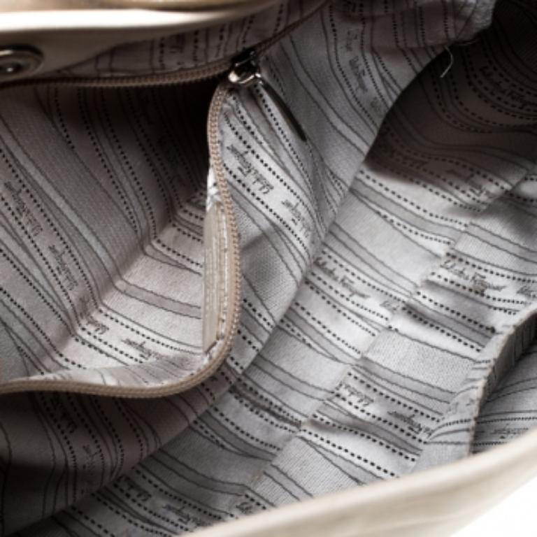 Beige Salvatore Ferragamo Off-White Leather Hobo en vente