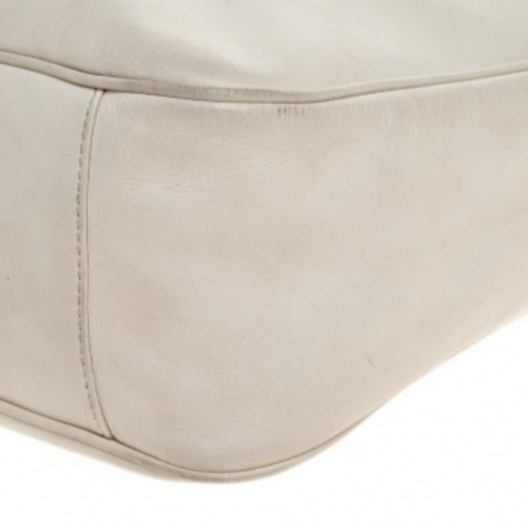 Salvatore Ferragamo Off-White Leather Hobo État moyen - En vente à Dubai, Al Qouz 2