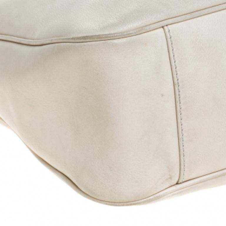 Salvatore Ferragamo Off-White Leather Hobo Pour femmes en vente