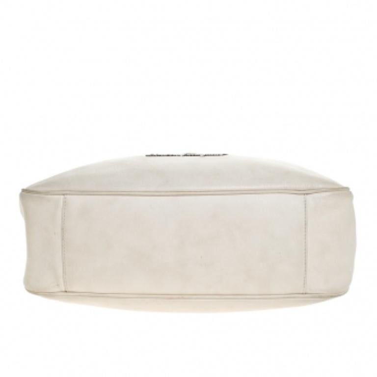 Salvatore Ferragamo Off-White Leather Hobo en vente 1