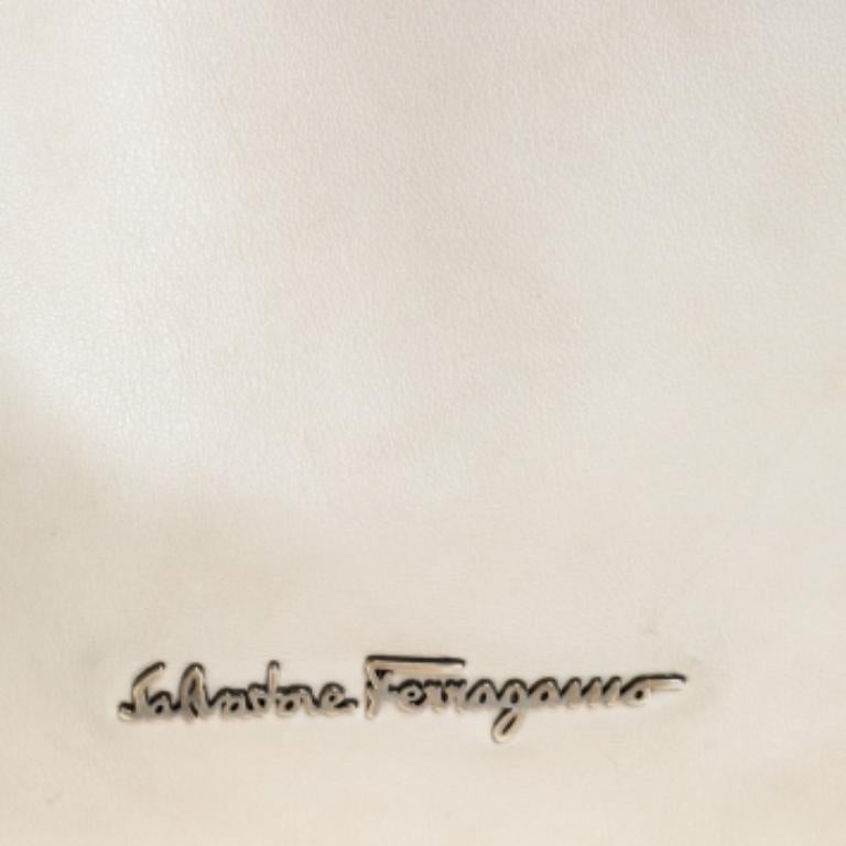 Salvatore Ferragamo Off-White Leather Hobo en vente 4