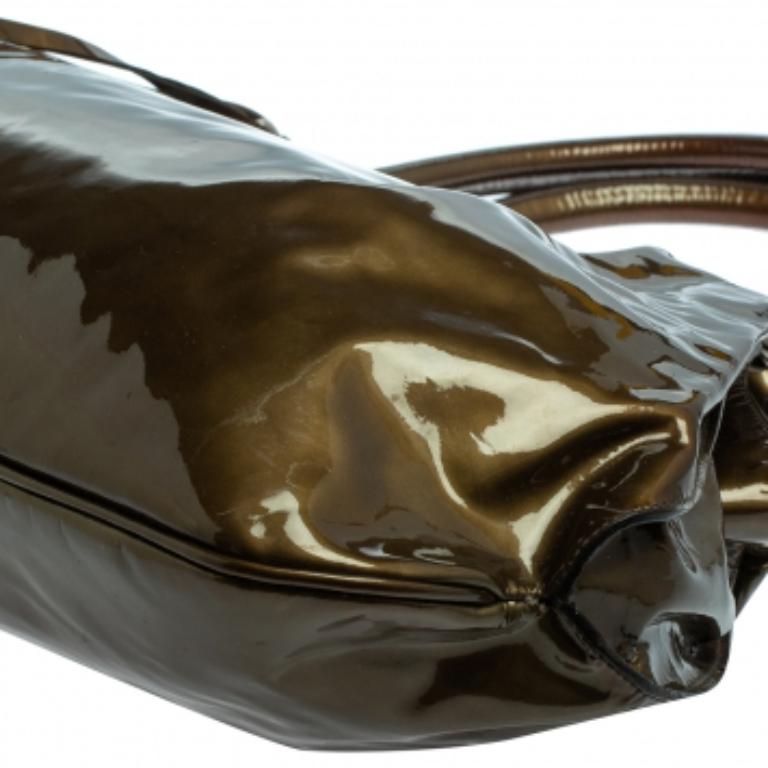Crafted in patent leather, this bag is sure to make an amazing style statement. This fine nylon-lined interior can easily accommodate all your essentials. Stay updated in contemporary fashion by bringing home this shoulder by Salvatore Ferragamo.