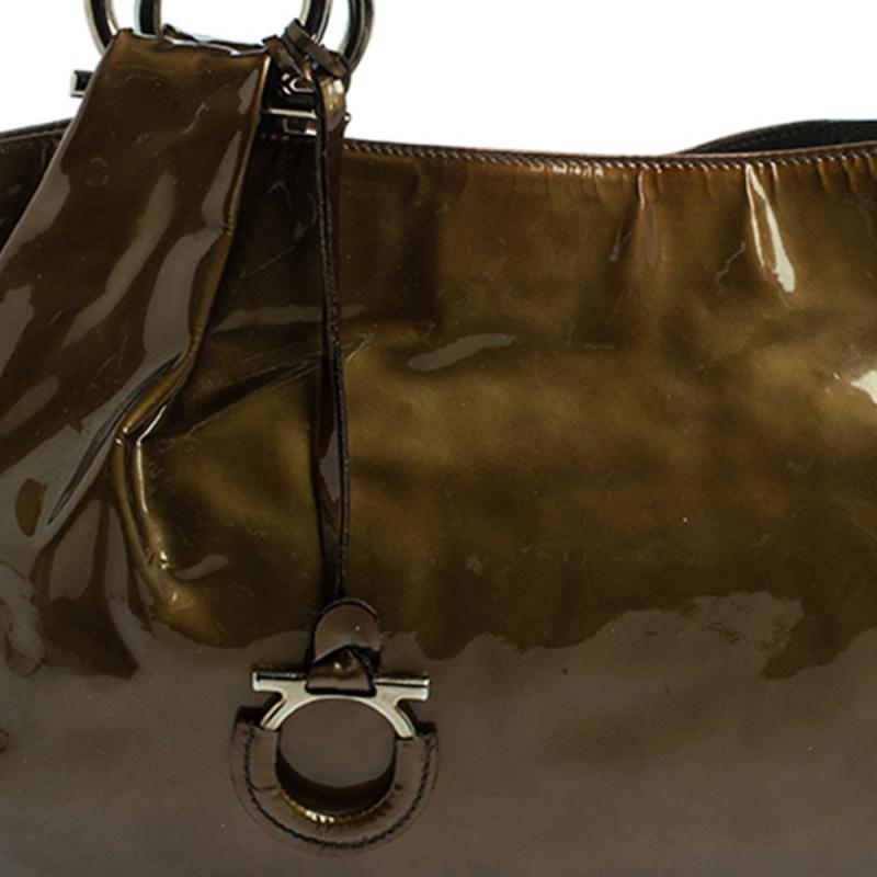 Salvatore Ferragamo Olive Green Patent Leather Shoulder Bag In Good Condition For Sale In Dubai, Al Qouz 2