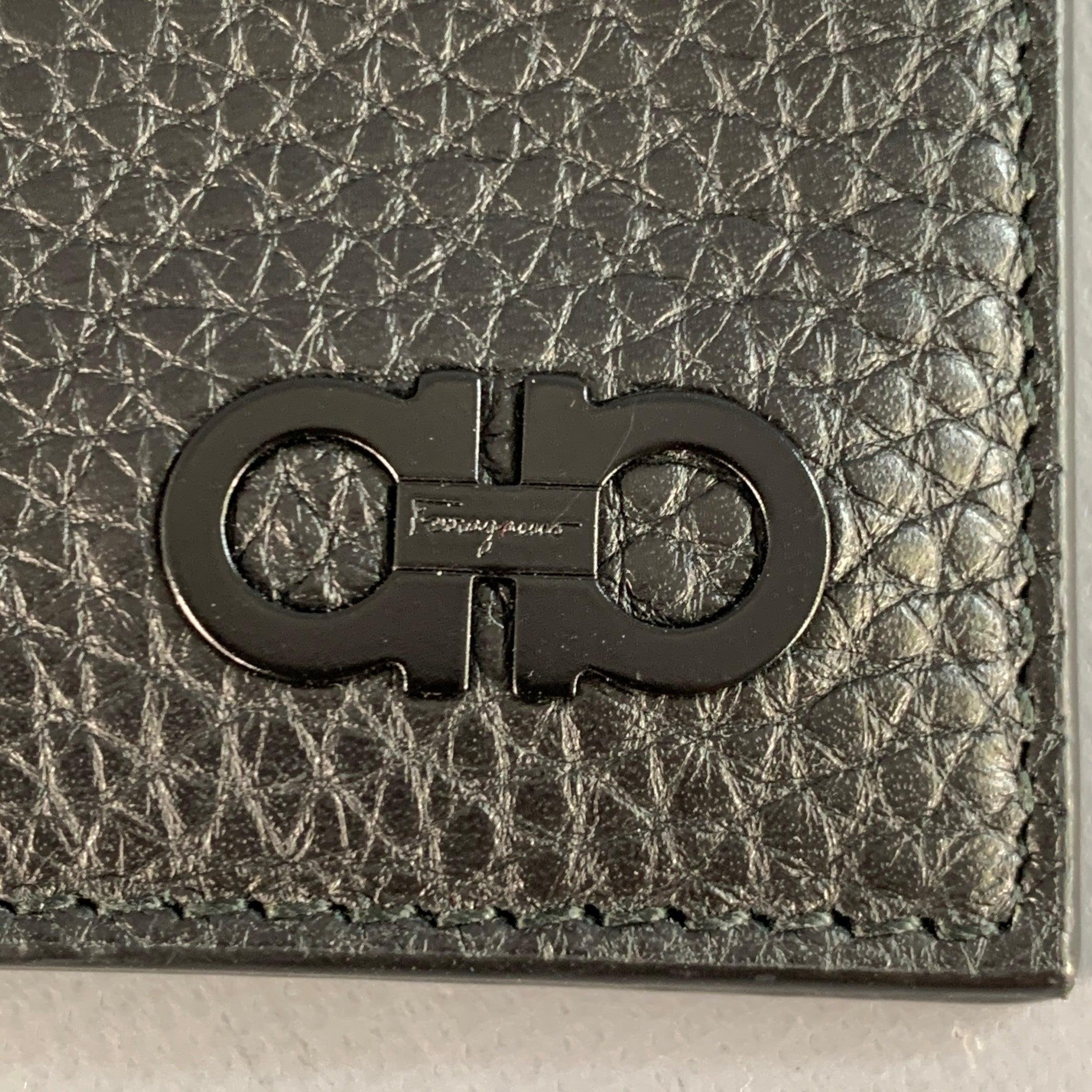 Étui à cartes SALVATORE FERRAGAMO
en cuir grainé noir, avec plusieurs fentes pour cartes, une fenêtre pour carte d'identité et une lanière tissée. Fabriqué en Italie.Nouveau avec étiquettes.4.75 x 2.5 pouces 
  
  
 
Référence Sui Generis :