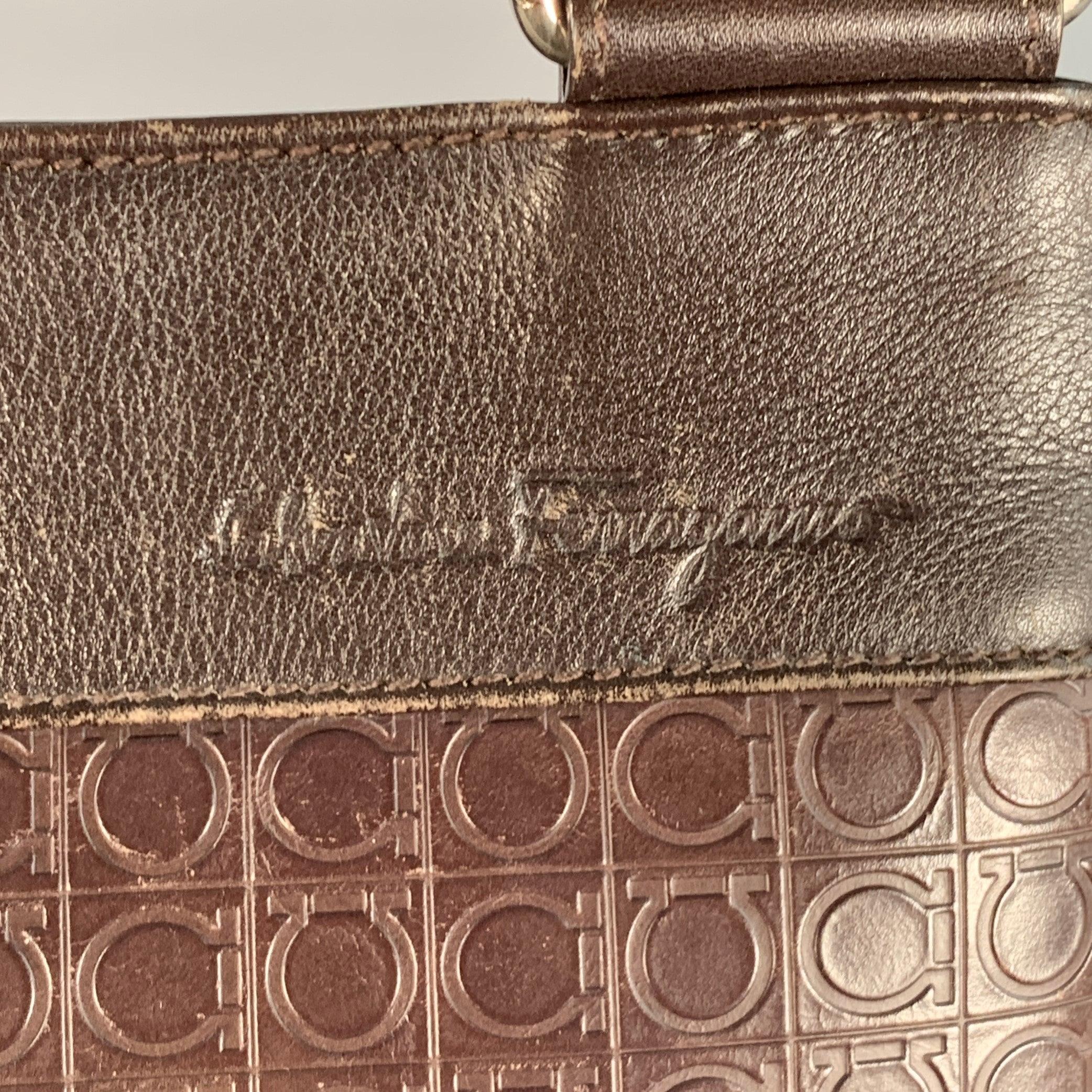 Noir SALVATORE FERRAGAMO One Size Brown Black Leather Nylon Embossed Logo Crossbody Bag en vente