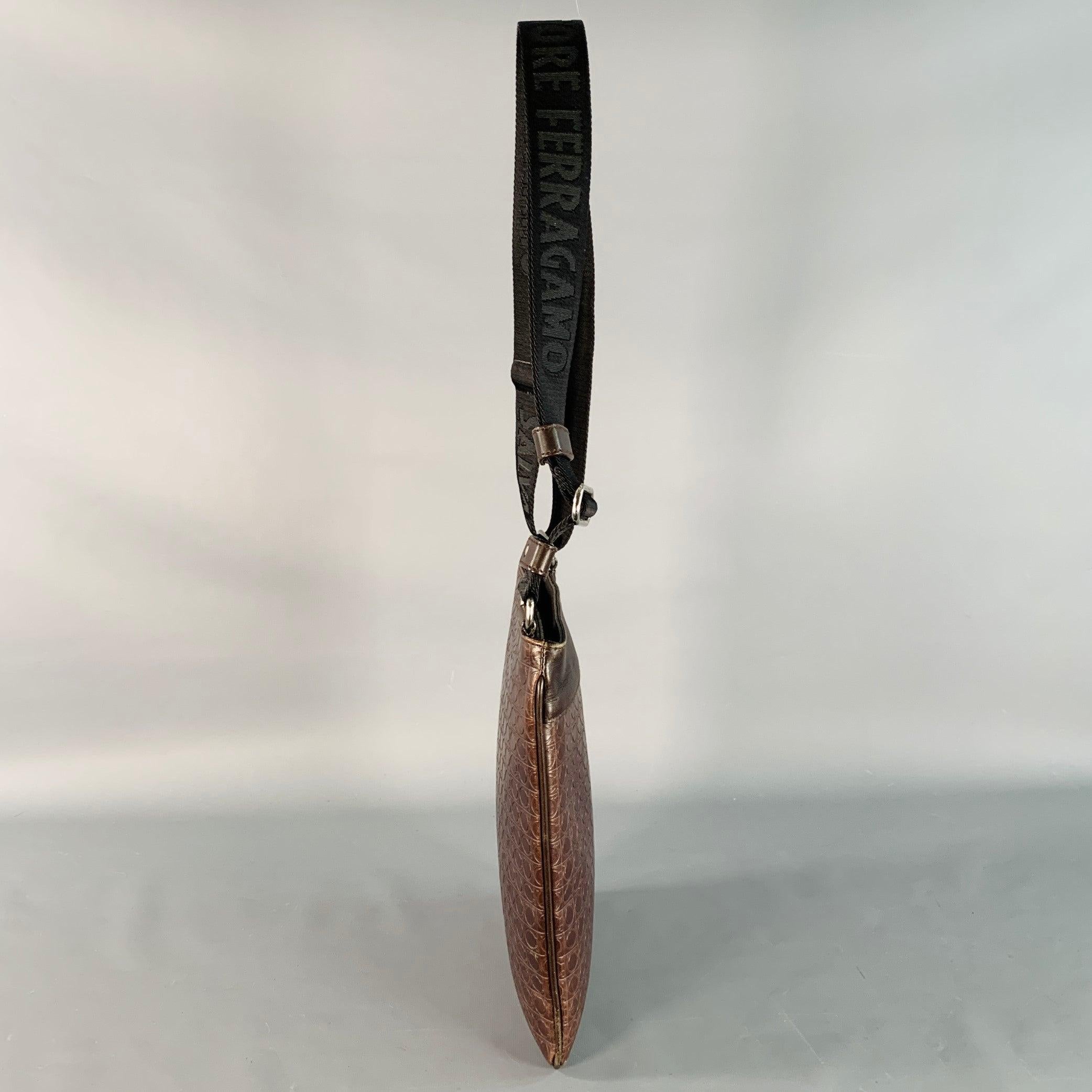 SALVATORE FERRAGAMO One Size Brown Black Leather Nylon Embossed Logo Crossbody Bag Bon état - En vente à San Francisco, CA