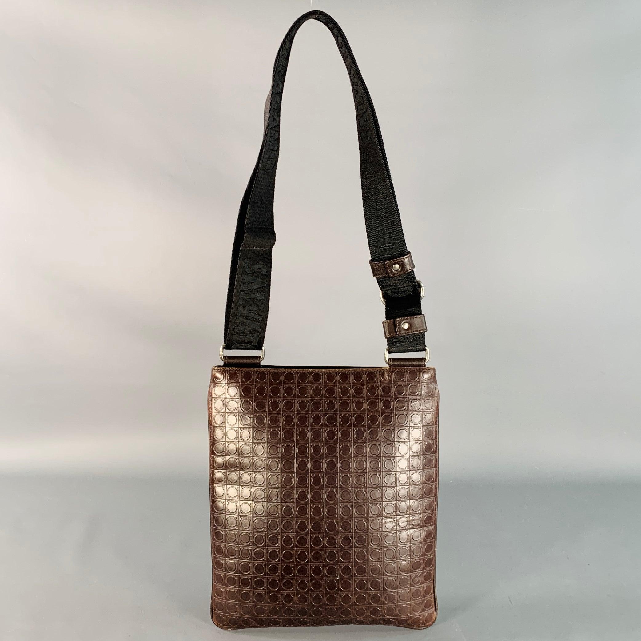 SALVATORE FERRAGAMO One Size Brown Black Leather Nylon Embossed Logo Crossbody Bag Pour hommes en vente