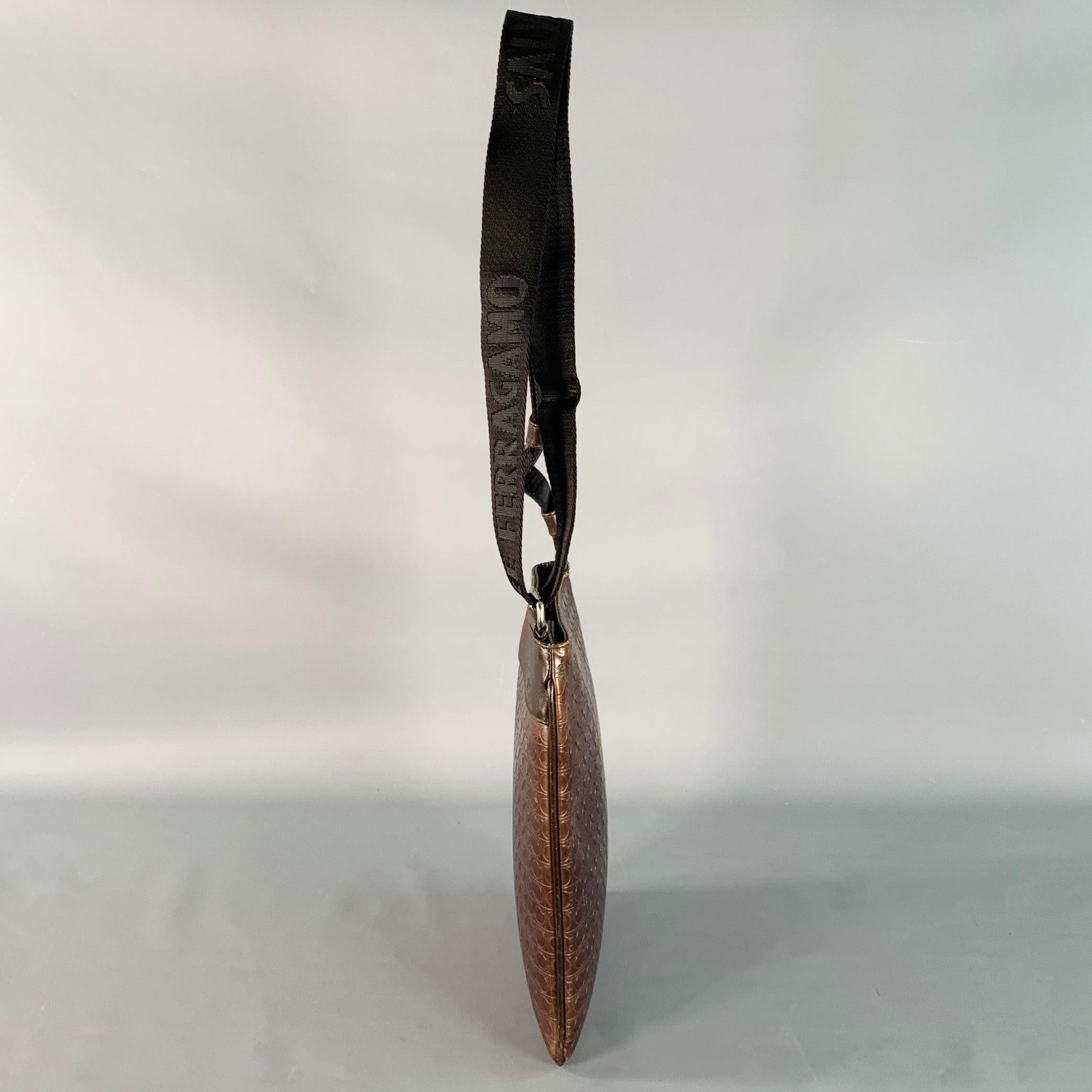SALVATORE FERRAGAMO One Size Brown Black Leather Nylon Embossed Logo Crossbody Bag en vente 1