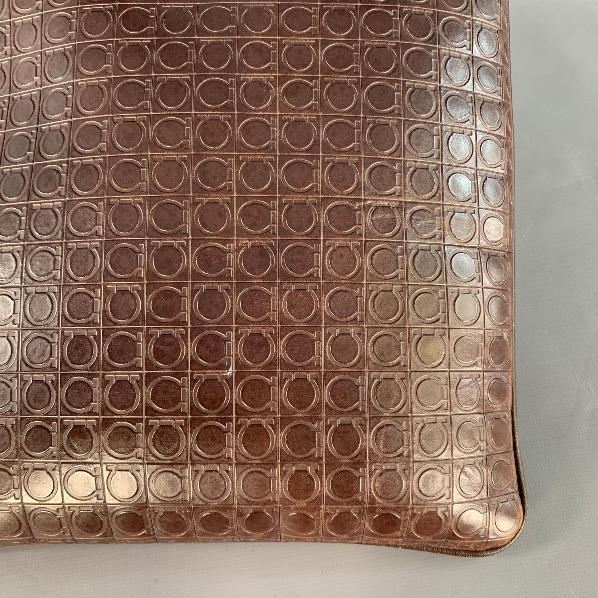 SALVATORE FERRAGAMO One Size Brown Black Leather Nylon Embossed Logo Crossbody Bag en vente 2