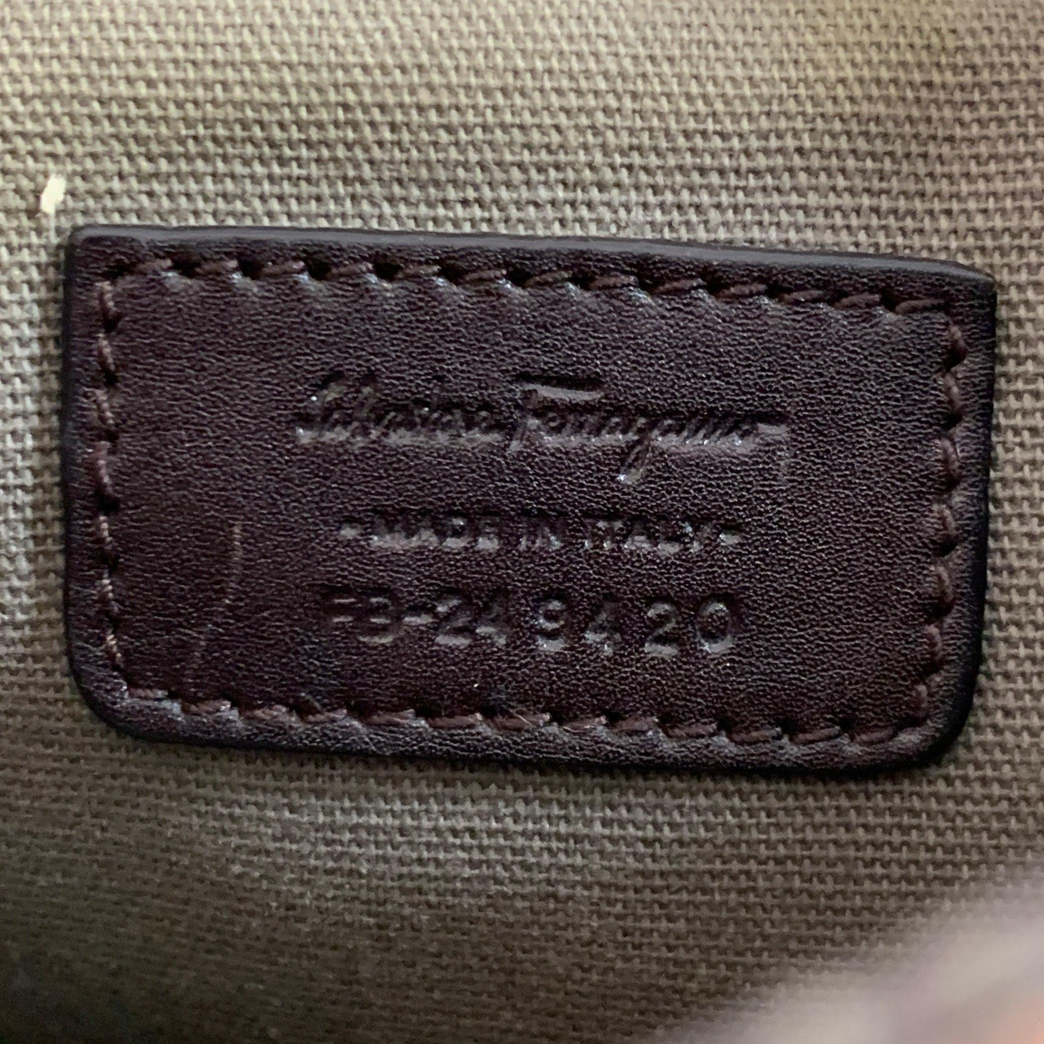 SALVATORE FERRAGAMO One Size Brown Black Leather Nylon Embossed Logo Crossbody Bag en vente 3