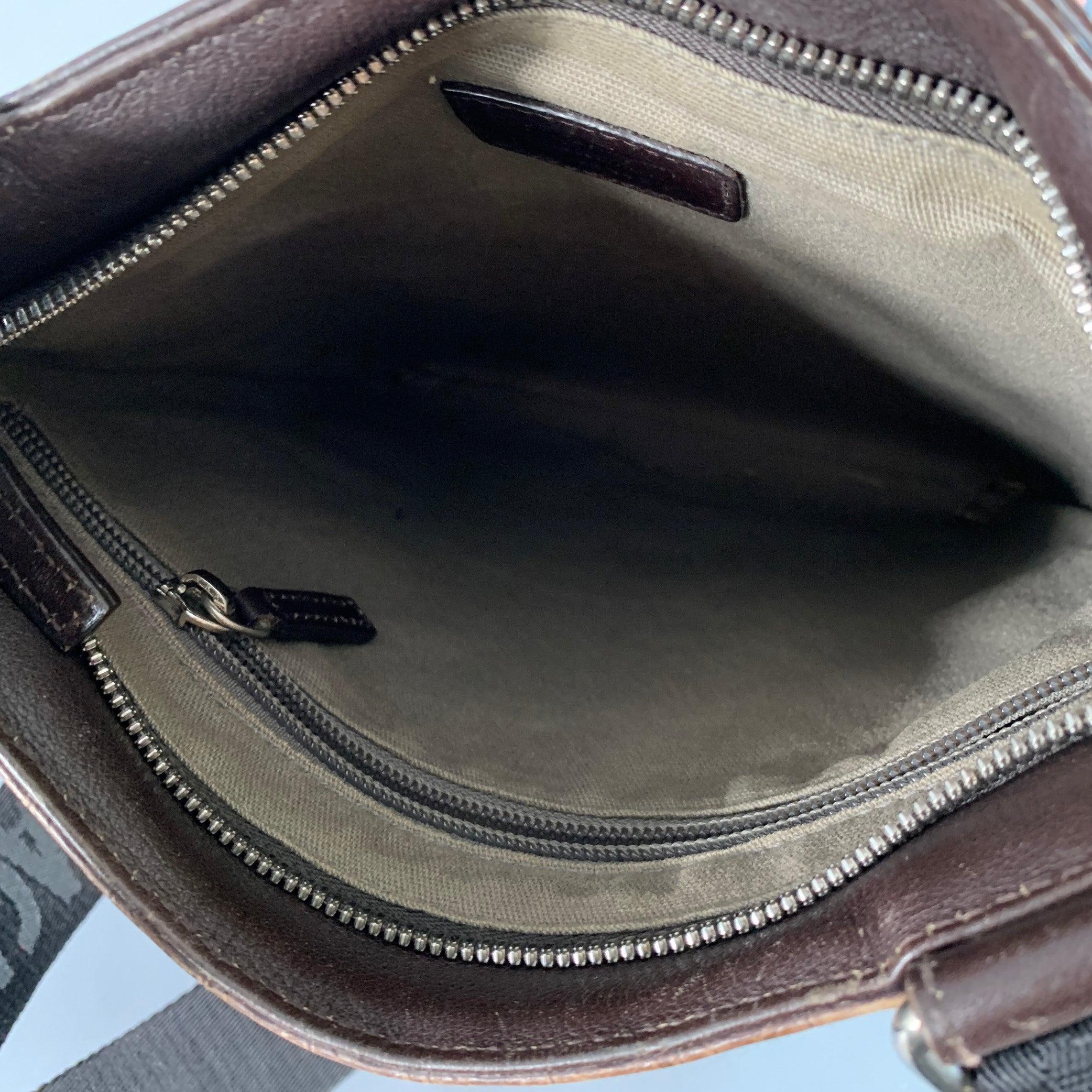 SALVATORE FERRAGAMO One Size Brown Black Leather Nylon Embossed Logo Crossbody Bag en vente 4