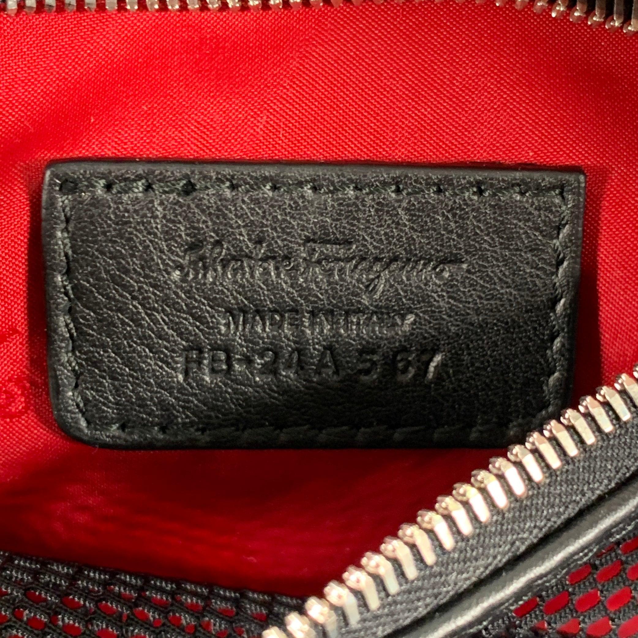 SALVATORE FERRAGAMO Trousse de toilette en cuir de veau, logo Gancini embossé, taille unique, marine Bon état - En vente à San Francisco, CA