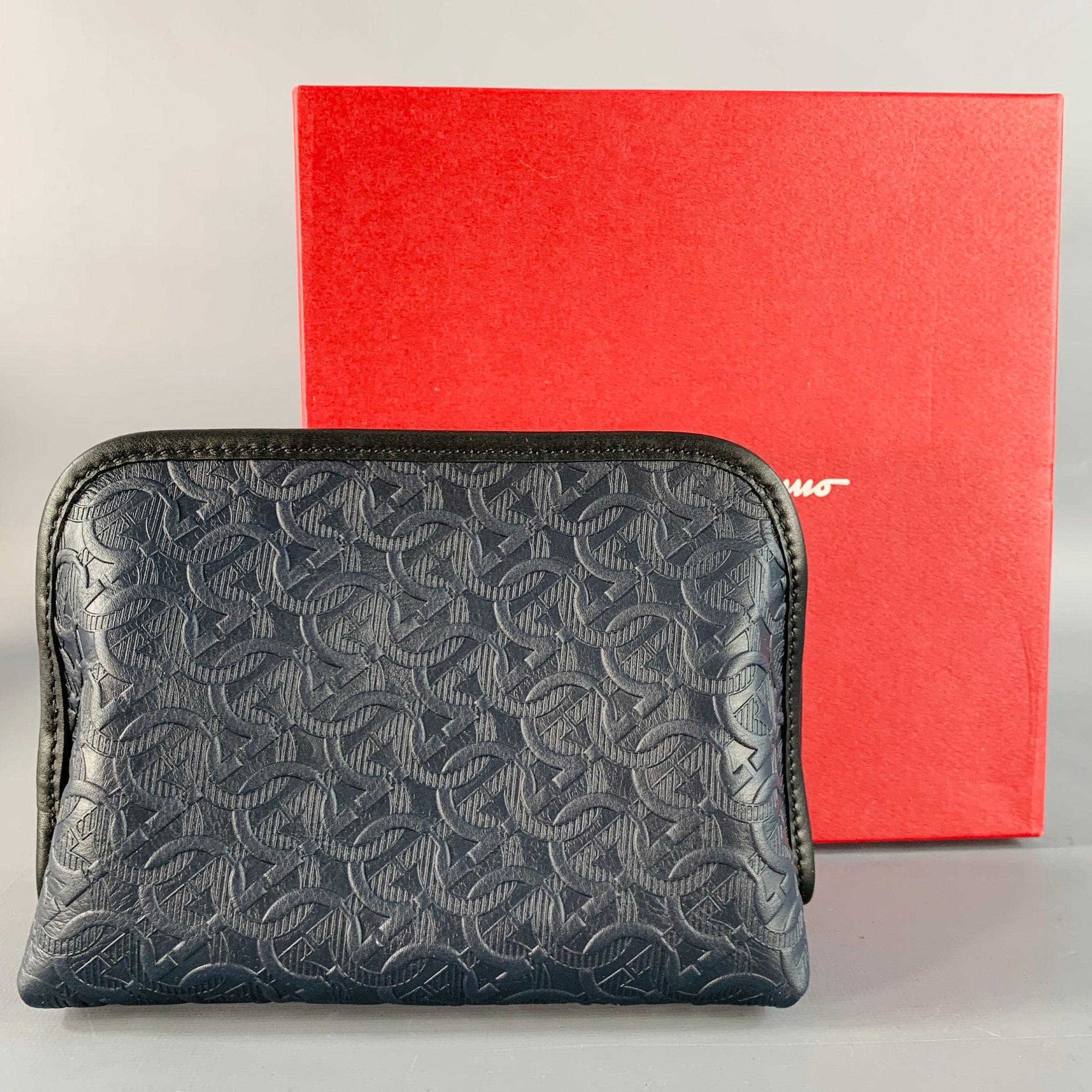 SALVATORE FERRAGAMO Trousse de toilette en cuir de veau, logo Gancini embossé, taille unique, marine en vente 1