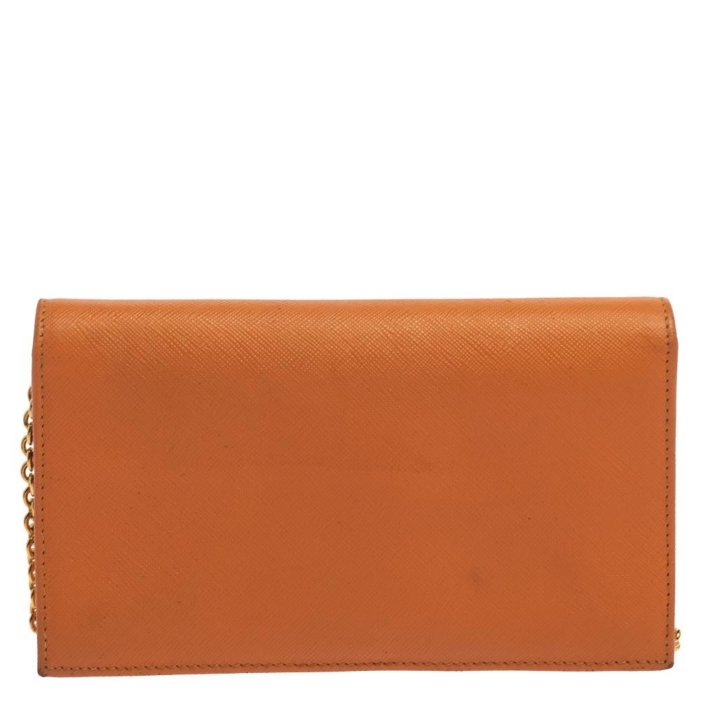 This Salvatore Ferragamo Miss Vara wallet on chain is conveniently designed for everyday use. Crafted from orange leather, the exterior flaunts the signature Vara bow. The flap opens to a leather and nylon interior for you to neatly arrange your
