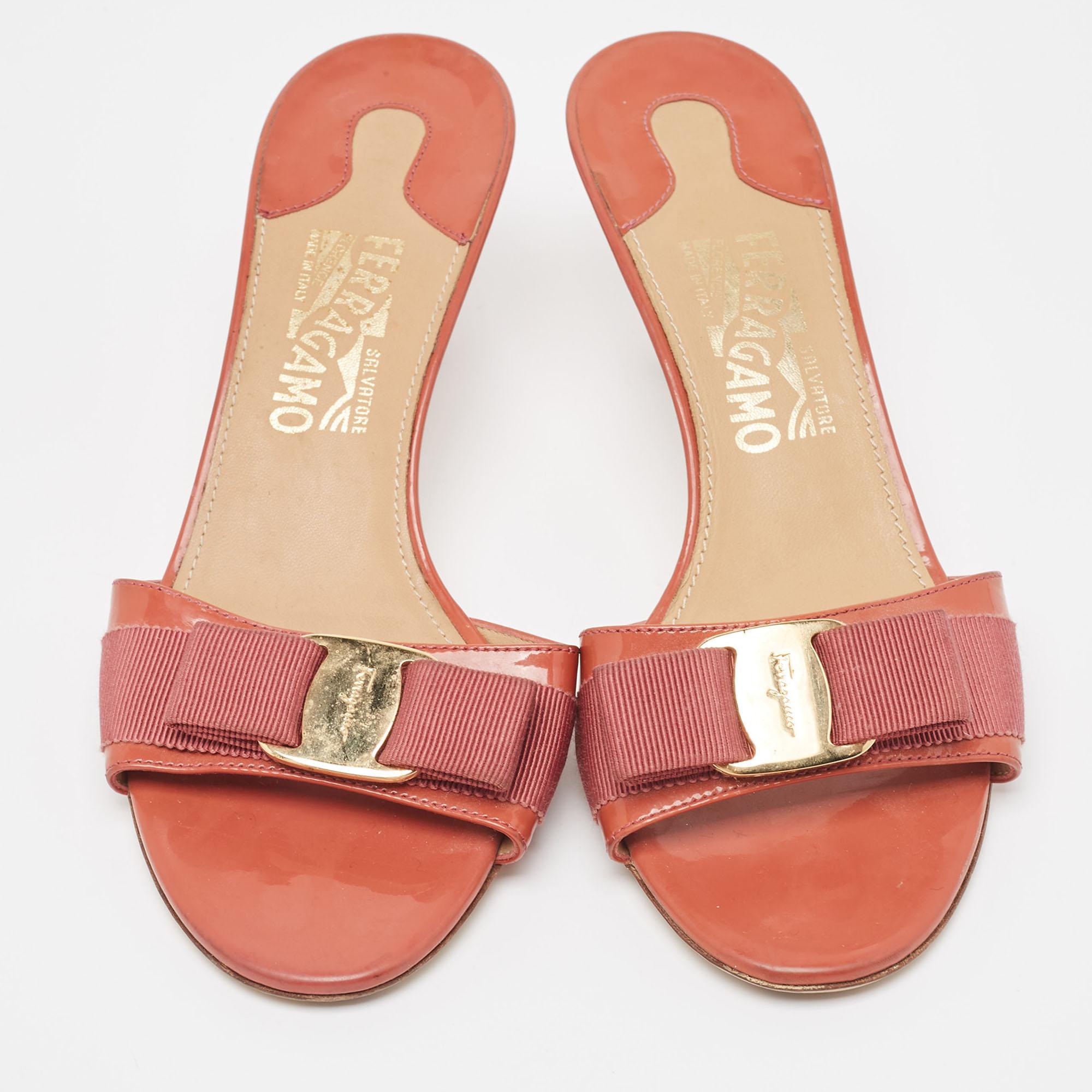 Salvatore Ferragamo Orange Lackleder Schleife Slide Sandalen Größe 37.5 (Pink) im Angebot