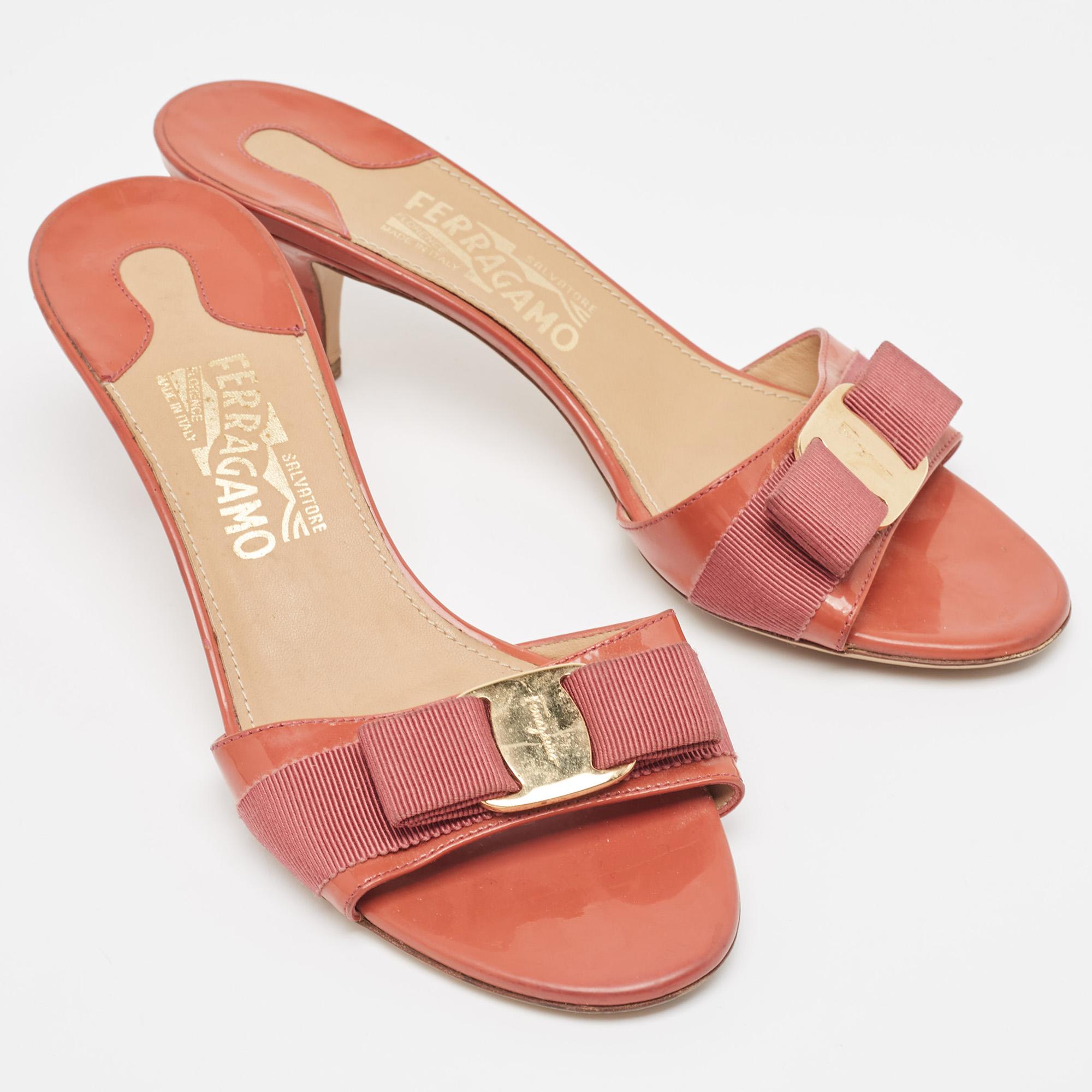 Salvatore Ferragamo Sandali con fiocco in vernice arancione misura 37,5 In condizioni buone in vendita a Dubai, Al Qouz 2