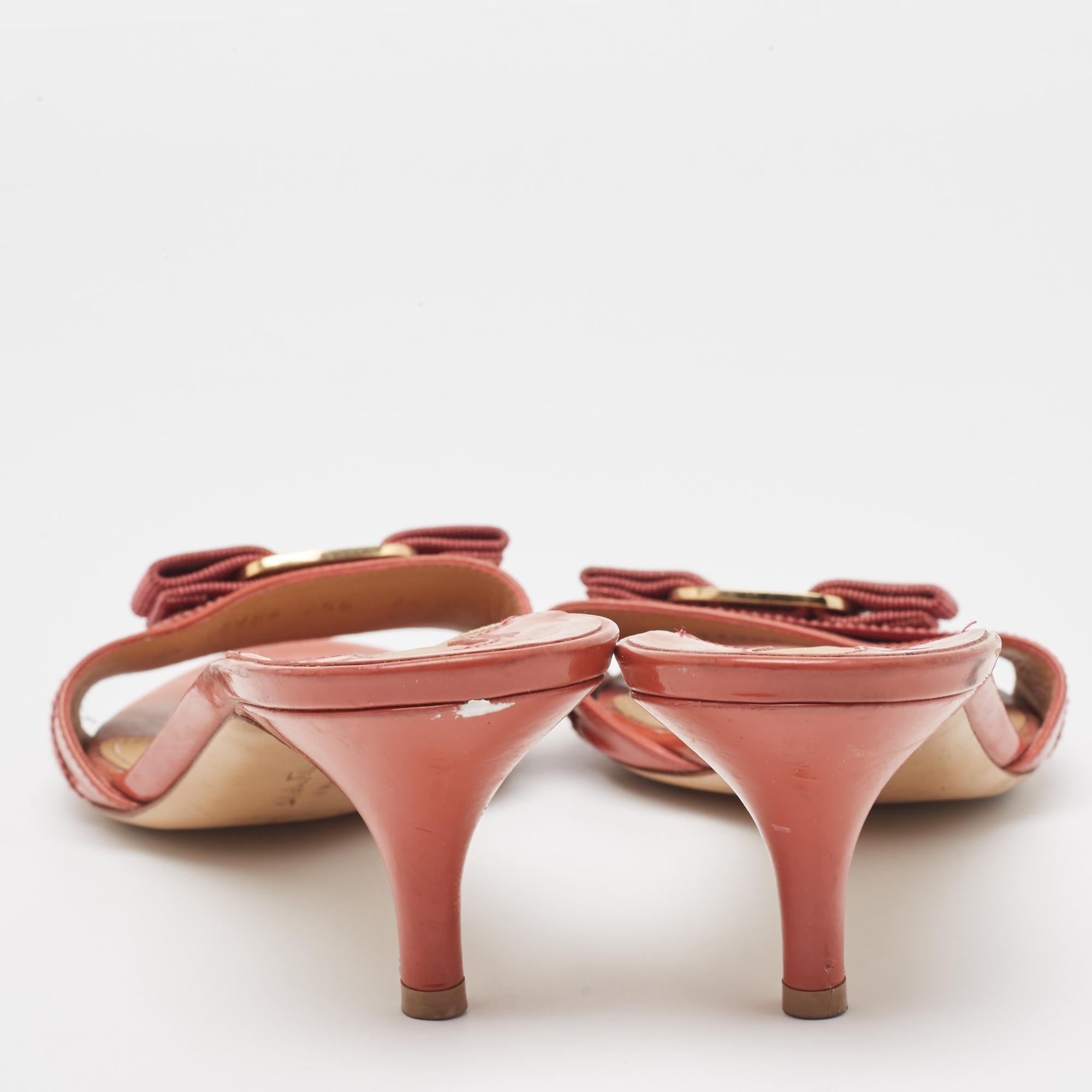 Donna Salvatore Ferragamo Sandali con fiocco in vernice arancione misura 37,5 in vendita