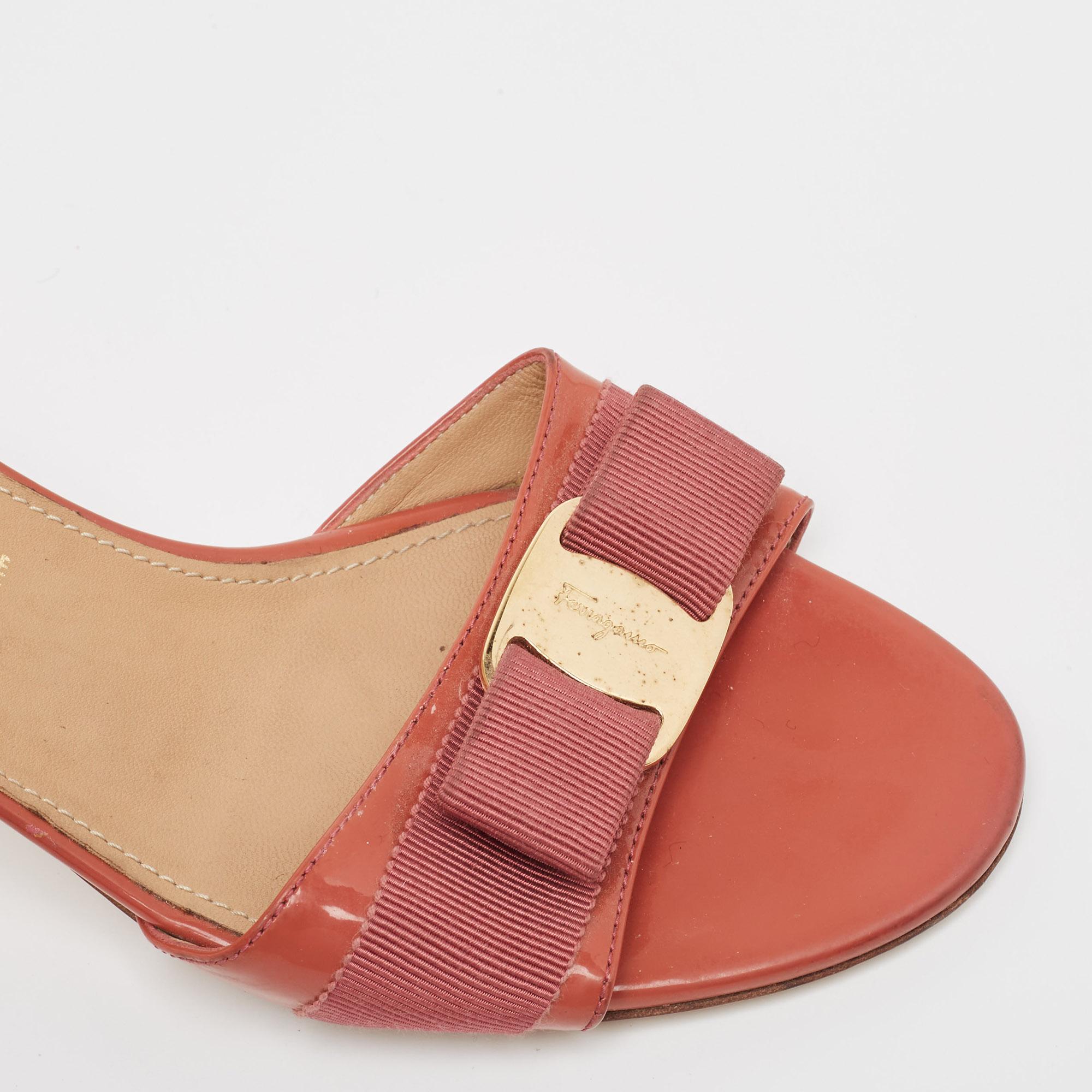Salvatore Ferragamo Sandali con fiocco in vernice arancione misura 37,5 in vendita 2