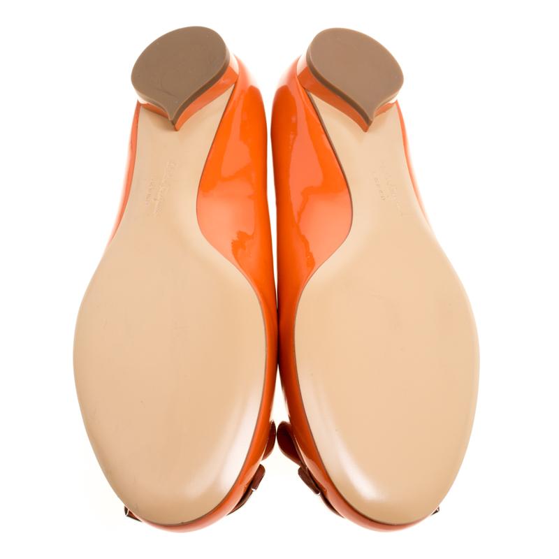 Salvatore Ferragamo Orange Patent Leather Posi Flats Size 41 In New Condition In Dubai, Al Qouz 2