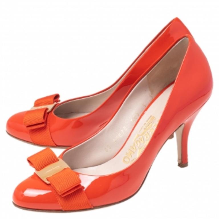 Ces escarpins Vara, de la maison Salvatore Ferragamo, sont conçus avec goût. Cette paire classique en cuir verni s'accordera avec presque toutes vos tenues. Ces escarpins orange sont dotés des emblématiques nœuds en gros-grain, de bouts en amande,