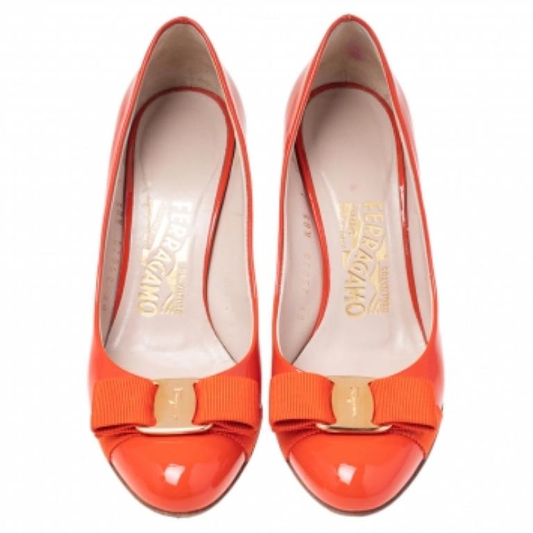 Salvatore Ferragamo escarpins Vara à nœud en cuir verni orange, taille 35,5 État moyen à Dubai, Al Qouz 2