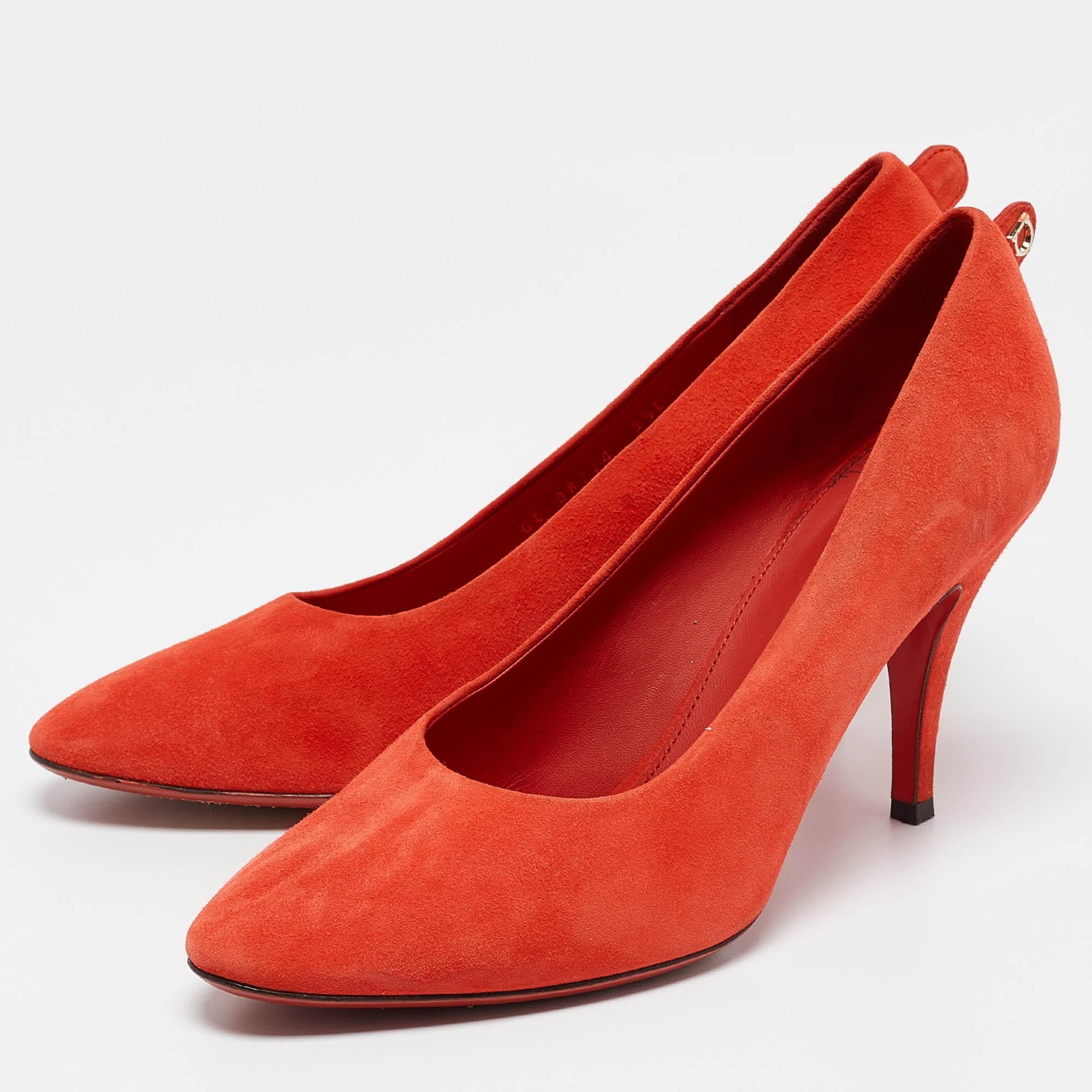 Make a chic style statement with these designer pumps. They showcase sturdy heels and durable soles perfect for your fashionable outings
