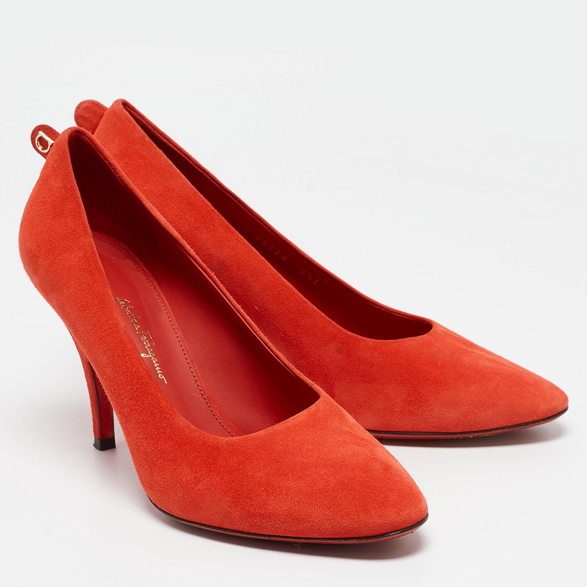 Salvatore Ferragamo Orange Suede Round Toe Pumps Size 40 In Good Condition In Dubai, Al Qouz 2