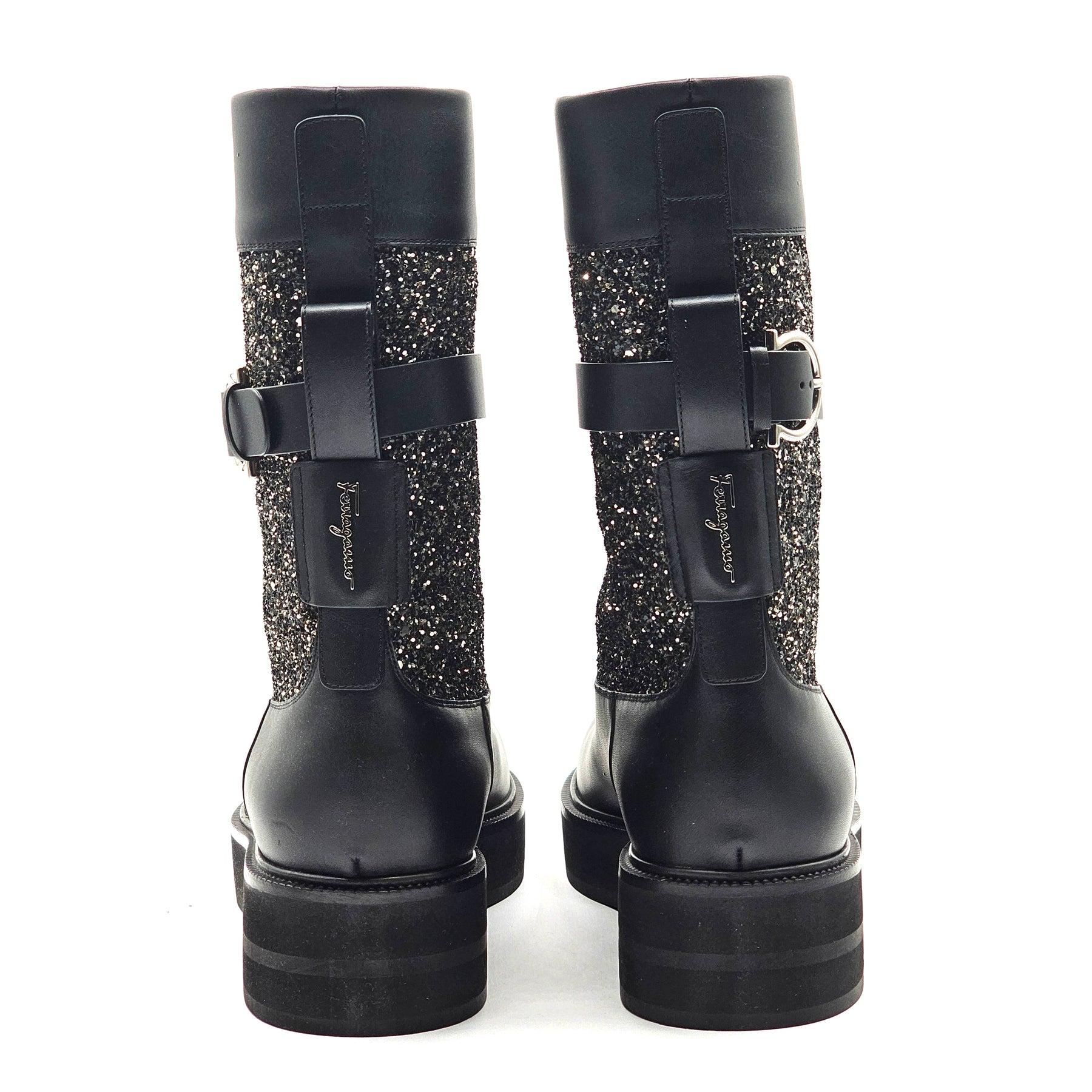 Salvatore Ferragamo Paris Embellished Moto Boots in pelle nera.

Veste la taglia giusta, ordina la tua taglia normale. Punta tonda, Senza chiusura, Dettagli impreziositi da cristalli ombré, Dettaglio Gancini alla fibbia, Accessori con logo sul retro
