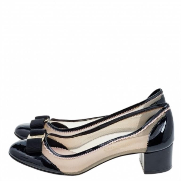 Diseñados con tacones pequeños y un color clásico, este par de zapatos de salón Salvatore Ferragamo son perfectos para tus looks de negocios. Su exterior está confeccionado en charol y malla, y luego se diseña con lazos Vara en las punteras con