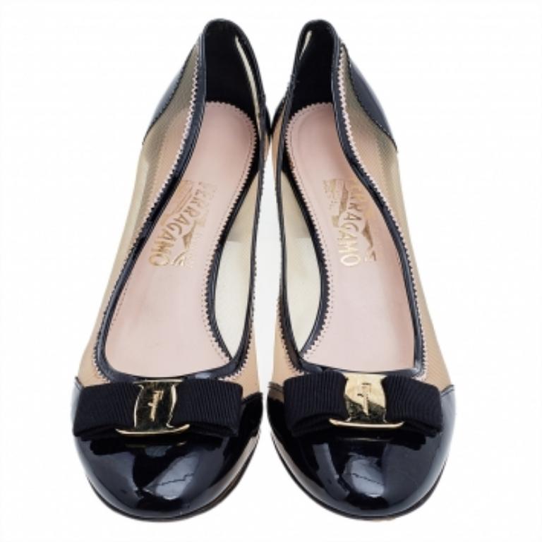 Salvatore Ferragamo Bombas de tacón con lazo de charol y malla Vara Talla 40.5 Gris