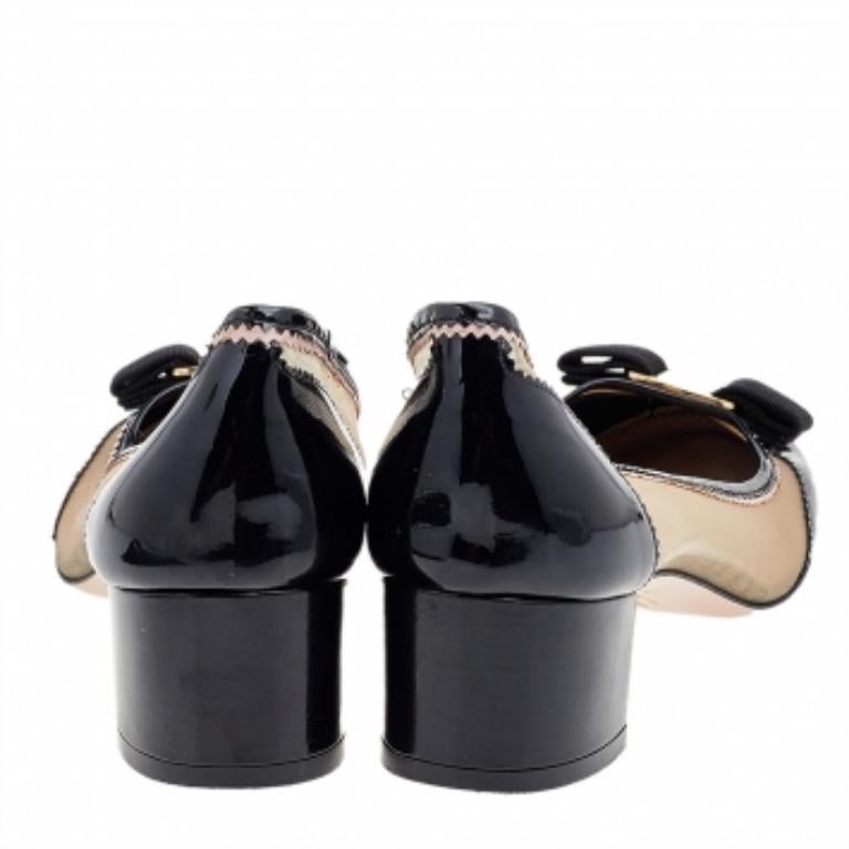 Salvatore Ferragamo Bombas de tacón con lazo de charol y malla Vara Talla 40.5 en Bueno Estado en Dubai, Al Qouz 2