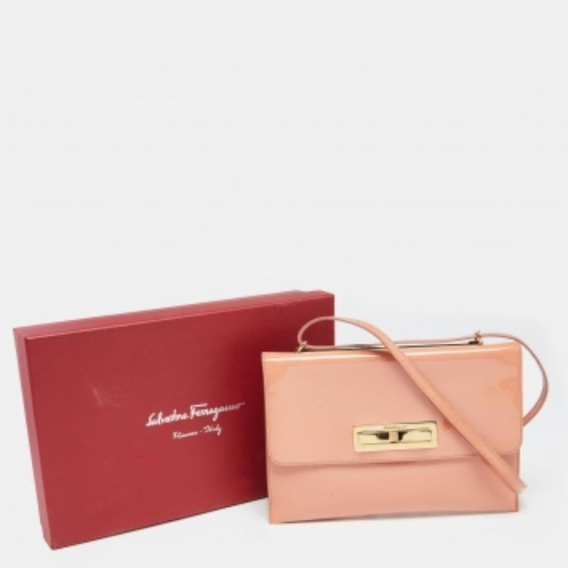 Salvatore Ferragamo Pfirsichfarbene Umhängetasche aus Lackleder mit Metallschleife und Klappe im Angebot 5