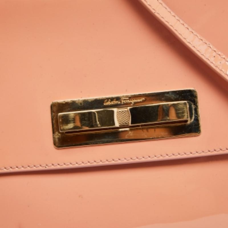 Salvatore Ferragamo Pfirsichfarbene Umhängetasche aus Lackleder mit Metallschleife und Klappe (Orange) im Angebot