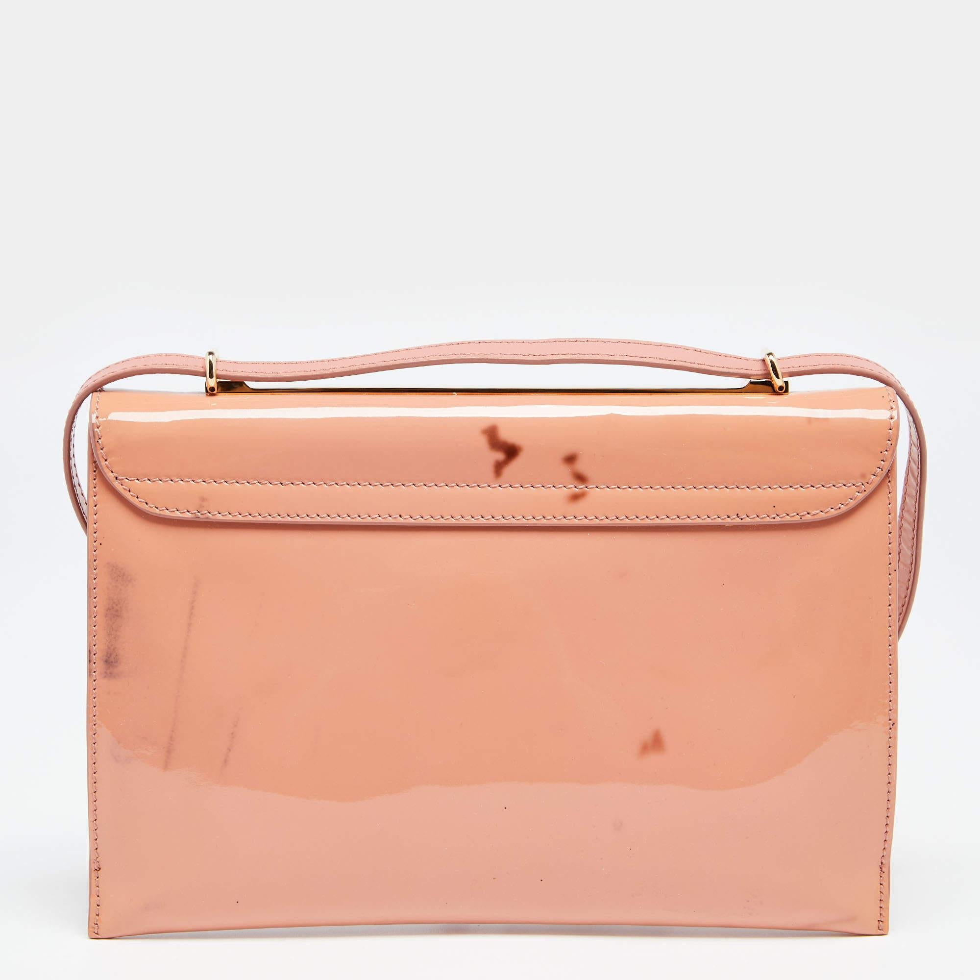 Salvatore Ferragamo Borsa a tracolla con fiocco in metallo e vernice color pesca In condizioni discrete a Dubai, Al Qouz 2