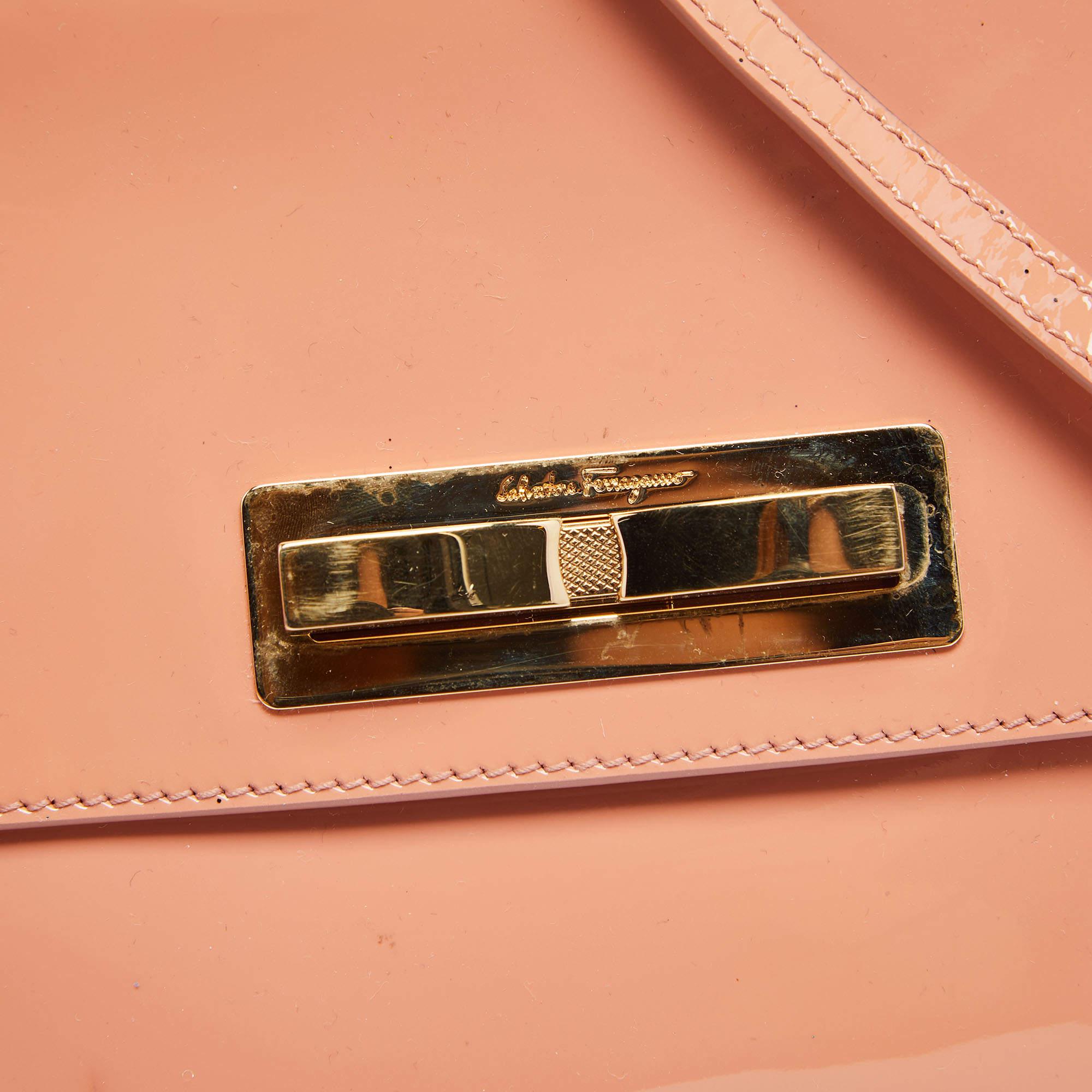 Donna Salvatore Ferragamo Borsa a tracolla con fiocco in metallo e vernice color pesca