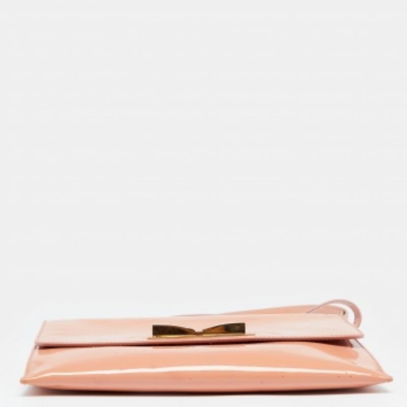 Salvatore Ferragamo Pfirsichfarbene Umhängetasche aus Lackleder mit Metallschleife und Klappe Damen im Angebot