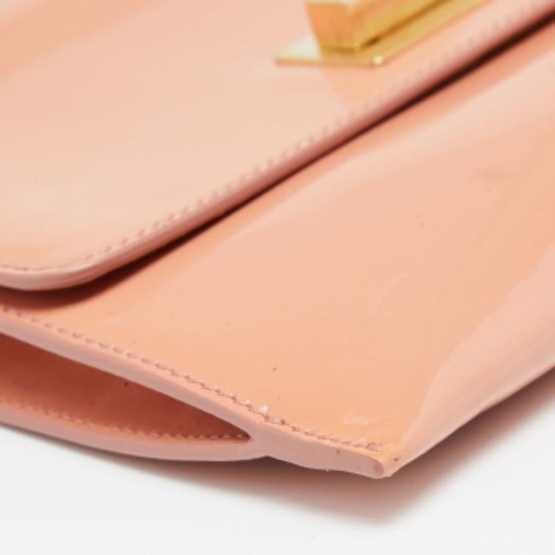 Salvatore Ferragamo Pfirsichfarbene Umhängetasche aus Lackleder mit Metallschleife und Klappe im Angebot 1