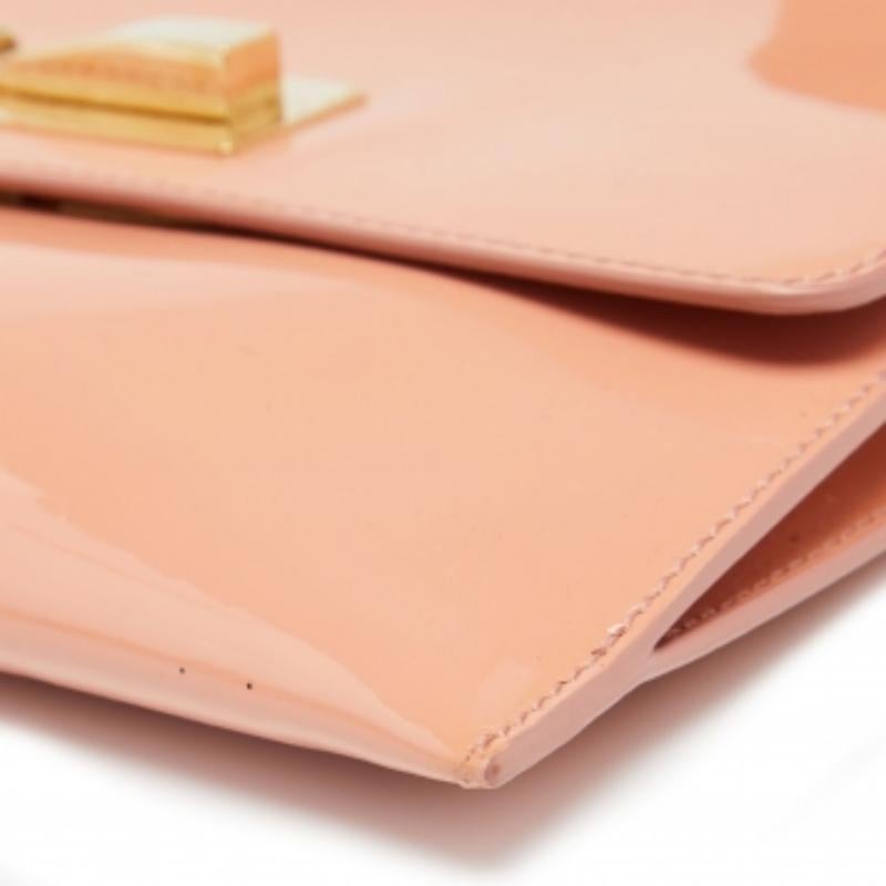 Salvatore Ferragamo Pfirsichfarbene Umhängetasche aus Lackleder mit Metallschleife und Klappe im Angebot 2