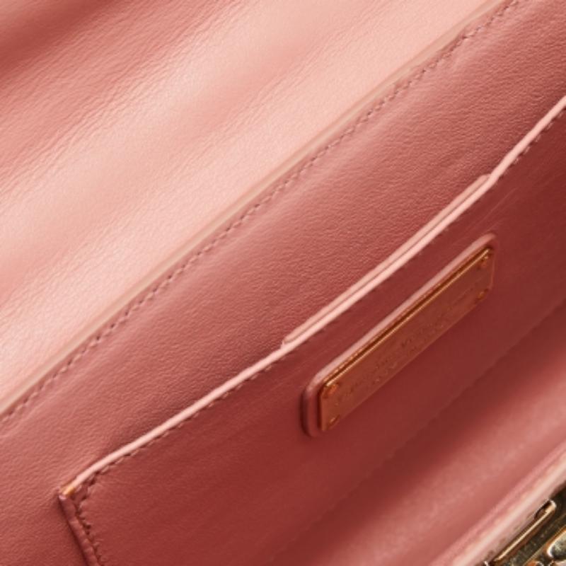 Salvatore Ferragamo Pfirsichfarbene Umhängetasche aus Lackleder mit Metallschleife und Klappe im Angebot 3