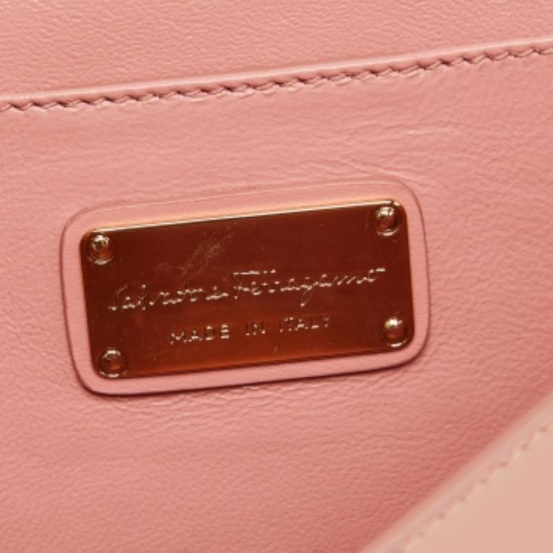 Salvatore Ferragamo Pfirsichfarbene Umhängetasche aus Lackleder mit Metallschleife und Klappe im Angebot 4