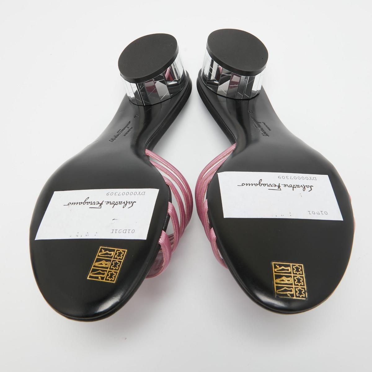 Salvatore Ferragamo Pink/Black Leather Finn Slide Sandals Size 39.5 In Good Condition In Dubai, Al Qouz 2
