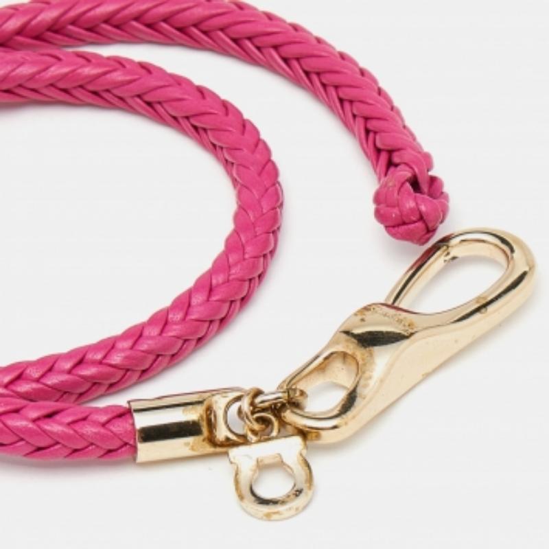 Salvatore Ferragamo Bracciale a fascia in pelle intrecciata rosa tono oro In condizioni discrete in vendita a Dubai, Al Qouz 2