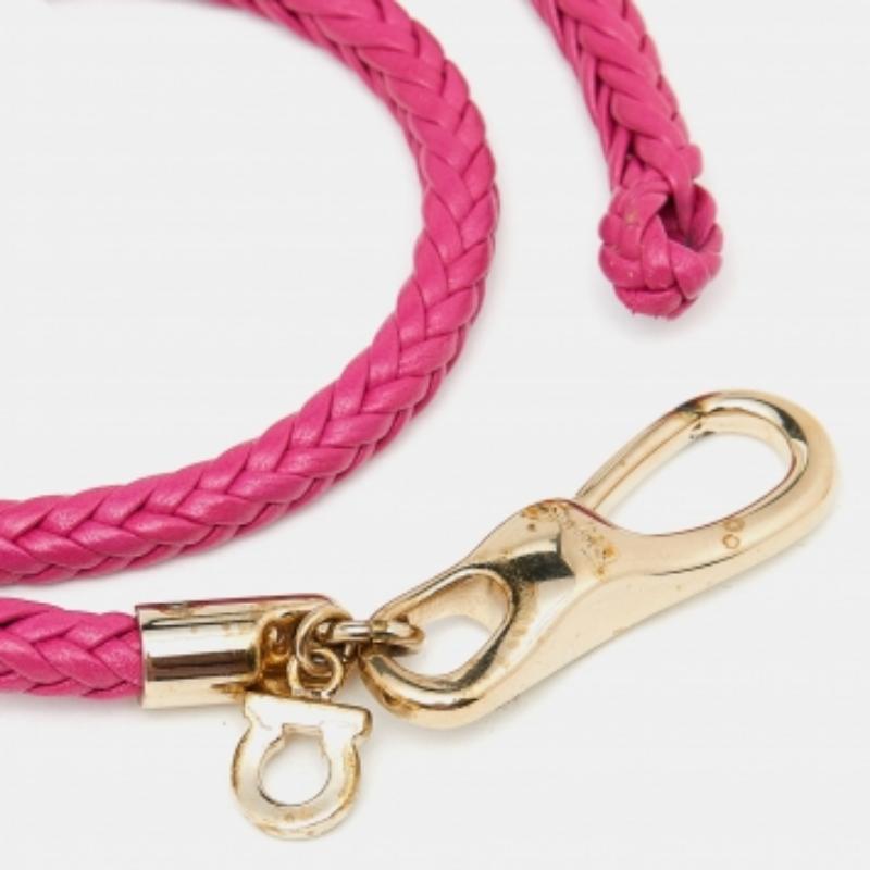 Donna Salvatore Ferragamo Bracciale a fascia in pelle intrecciata rosa tono oro in vendita
