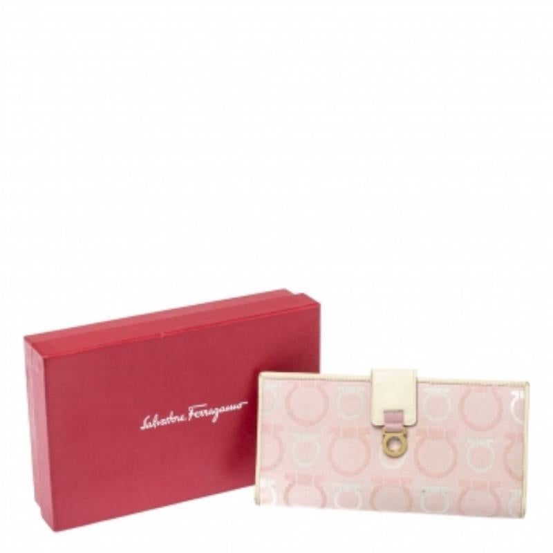 This stylish pink & cream creation from Salvatore Ferragamo is undoubtedly a fashionista's choice! Crafted in high-quality Gancini canvas and leather, this wallet features a flap with the brand logo. It is complete with multiple slots and enough