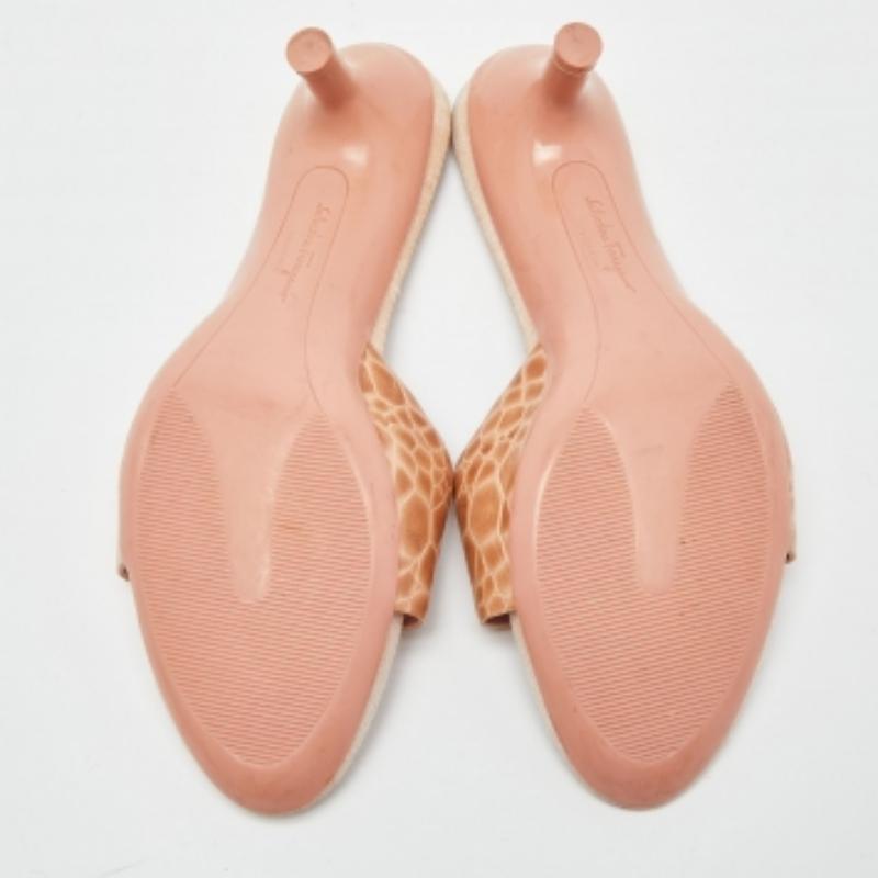 Salvatore Ferragamo Rosa Croc geprägte Leder Slide Sandalen Größe 40.5 (Beige) im Angebot
