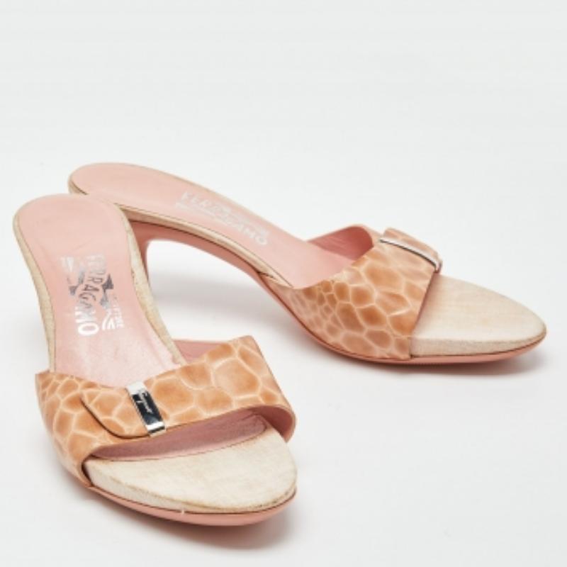 Salvatore Ferragamo Rosa Croc geprägte Leder Slide Sandalen Größe 40.5 Damen im Angebot