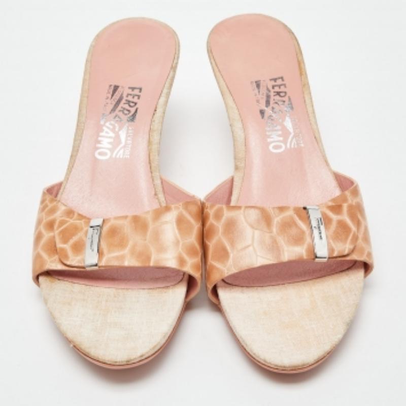 Salvatore Ferragamo Rosa Croc geprägte Leder Slide Sandalen Größe 40.5 im Angebot 1
