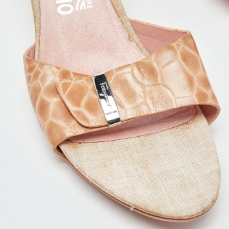 Salvatore Ferragamo Rosa Croc geprägte Leder Slide Sandalen Größe 40.5 im Angebot 2