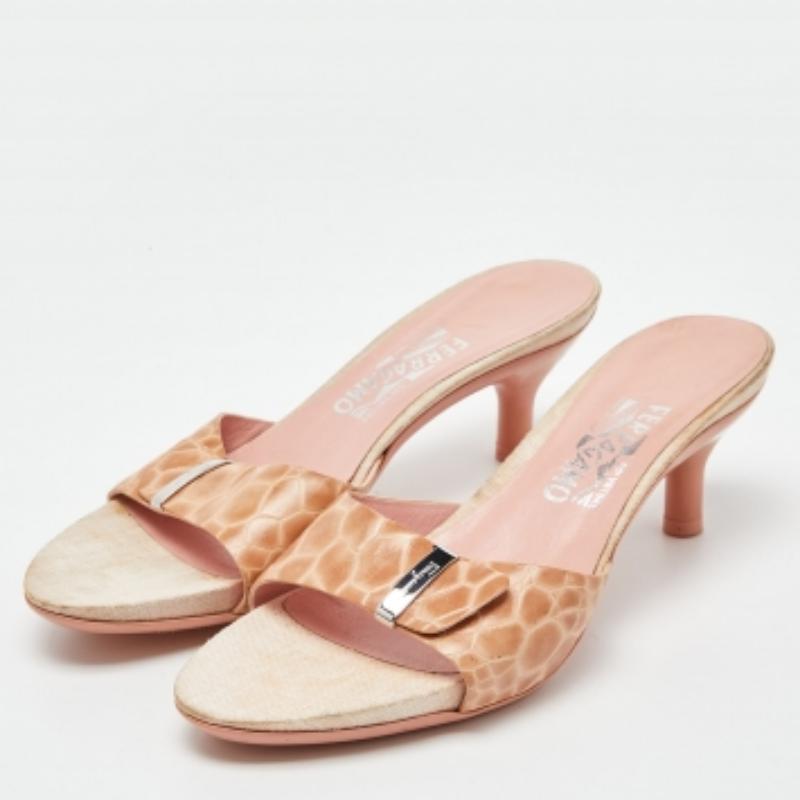 Salvatore Ferragamo Rosa Croc geprägte Leder Slide Sandalen Größe 40.5 im Angebot 3